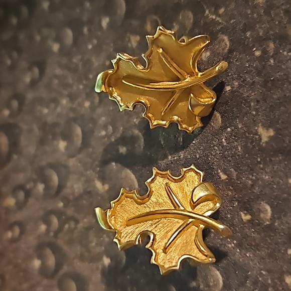 Vintage Crown Trifari Earrings Intricate Leaf Design Clip On Closure Gold W OS - Picture 3 of 3